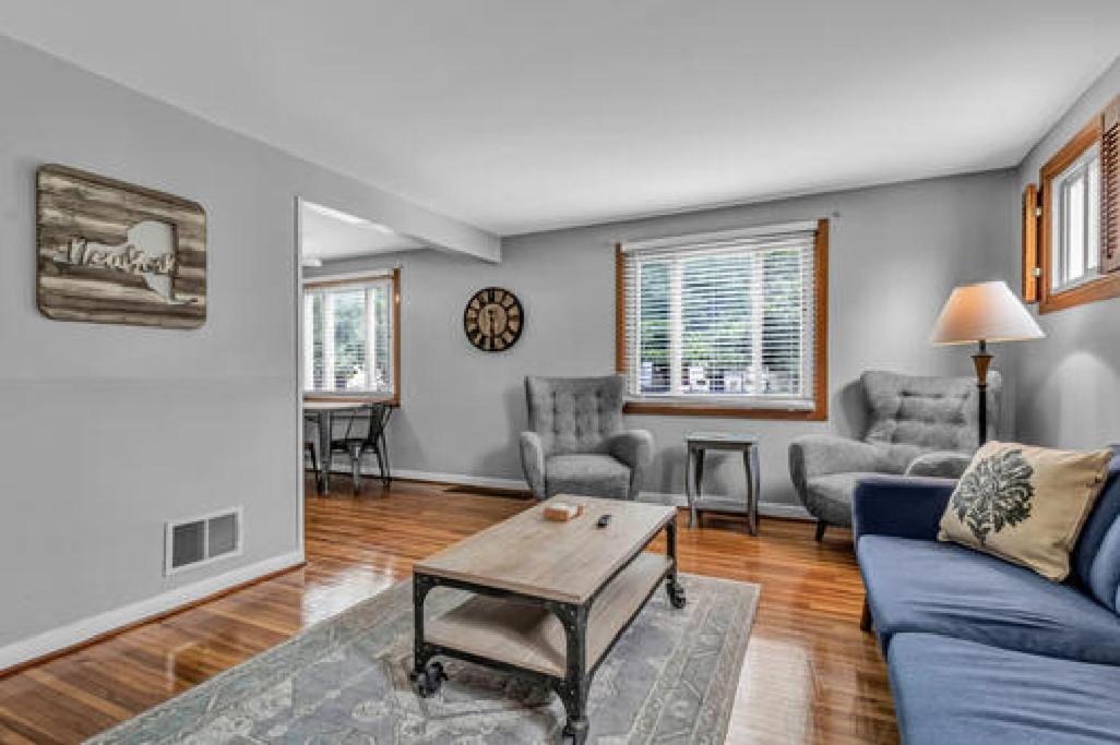 Gorgeous 2 Queen Bedroom Lower Apartment In North Buffalo With Free Driveway Parking Exterior photo