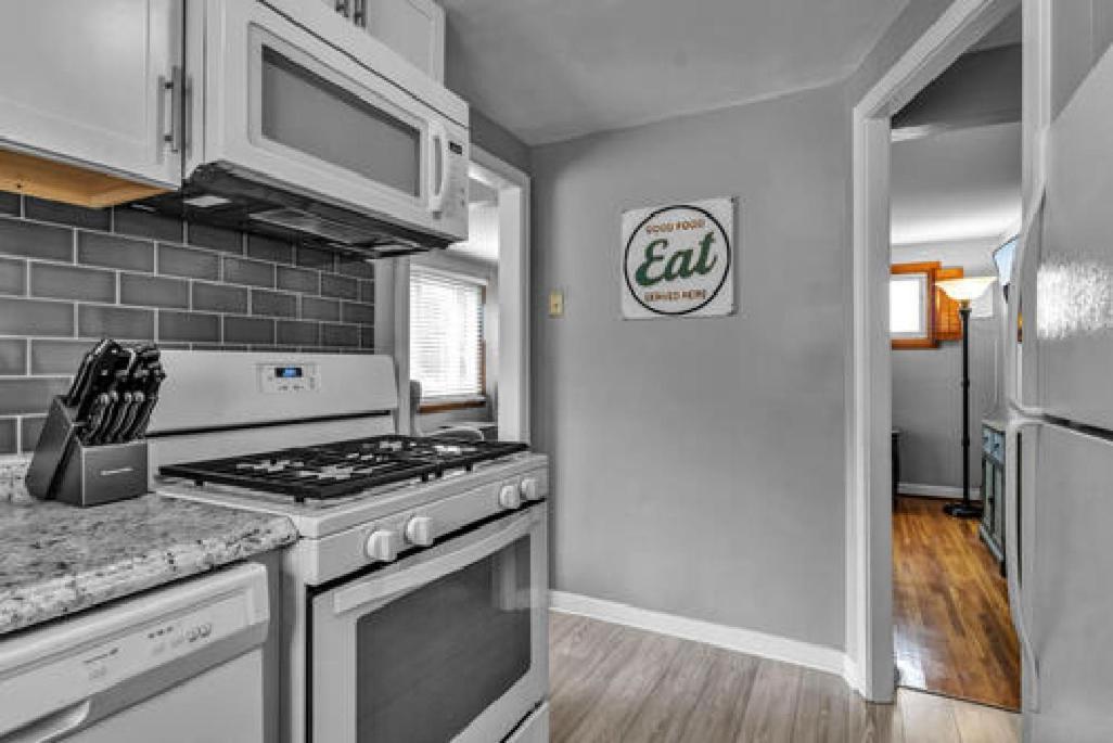 Gorgeous 2 Queen Bedroom Lower Apartment In North Buffalo With Free Driveway Parking Exterior photo