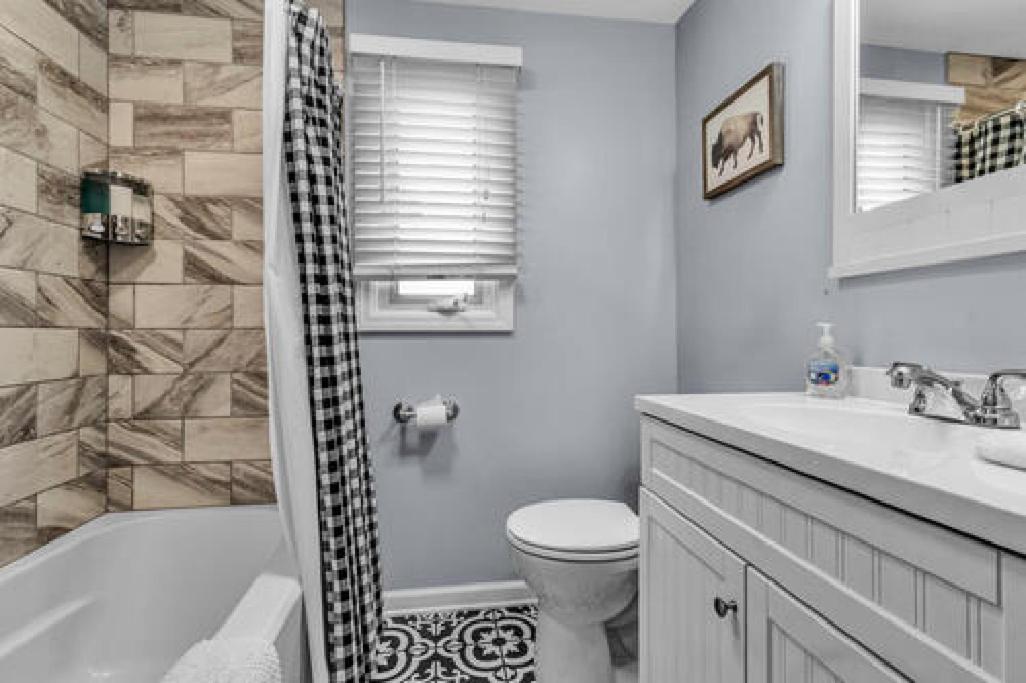 Gorgeous 2 Queen Bedroom Lower Apartment In North Buffalo With Free Driveway Parking Exterior photo