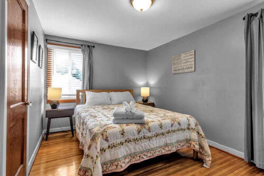 Gorgeous 2 Queen Bedroom Lower Apartment In North Buffalo With Free Driveway Parking Exterior photo
