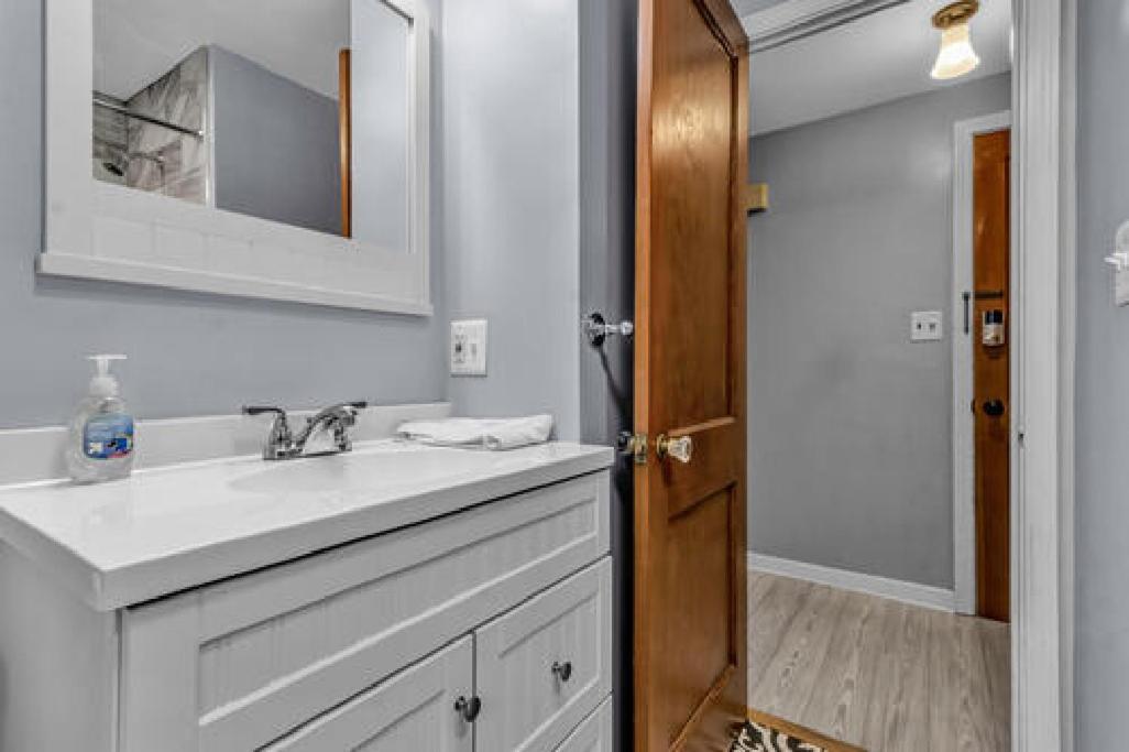 Gorgeous 2 Queen Bedroom Lower Apartment In North Buffalo With Free Driveway Parking Exterior photo
